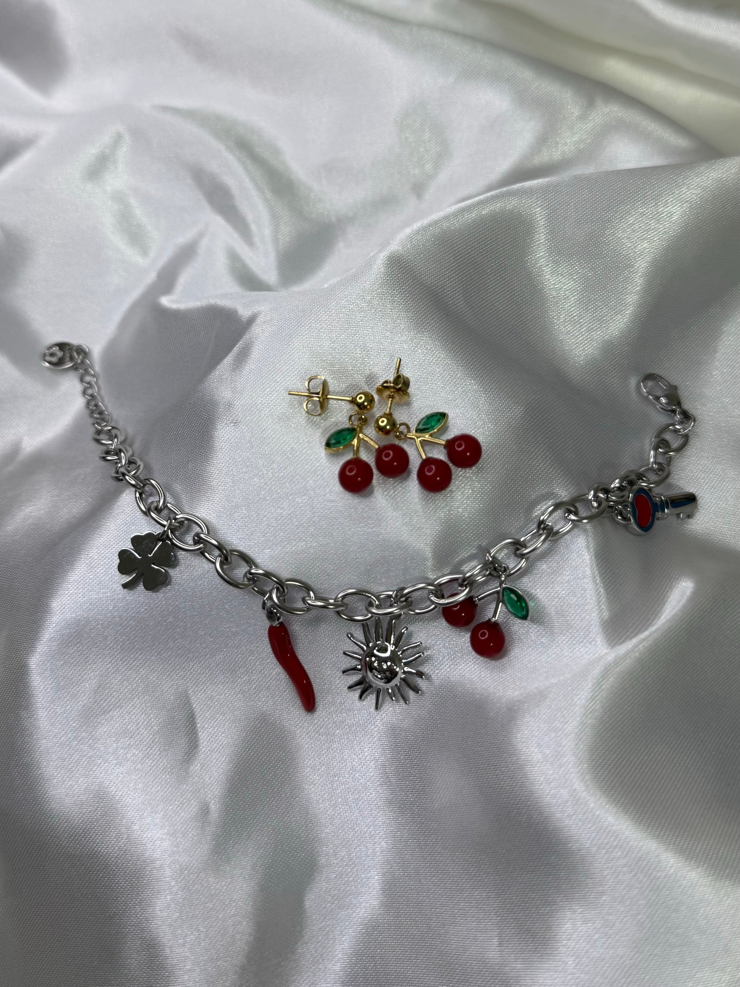 BRACCIALE CON CIONDOLI